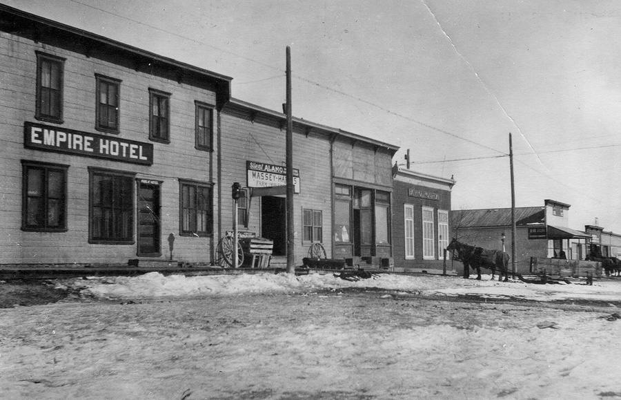 Historic photograph of the Empire Hotel on Darlingford's Railway Avenue.